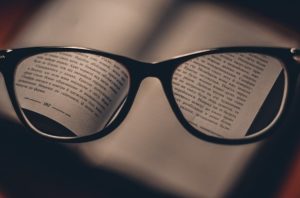 Livre vu à travers des lunettes