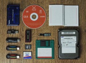 Différents modes de sauvegardes : CD, disque dur, clé USB, carte mémoire, disquette, dictaphone, papier...